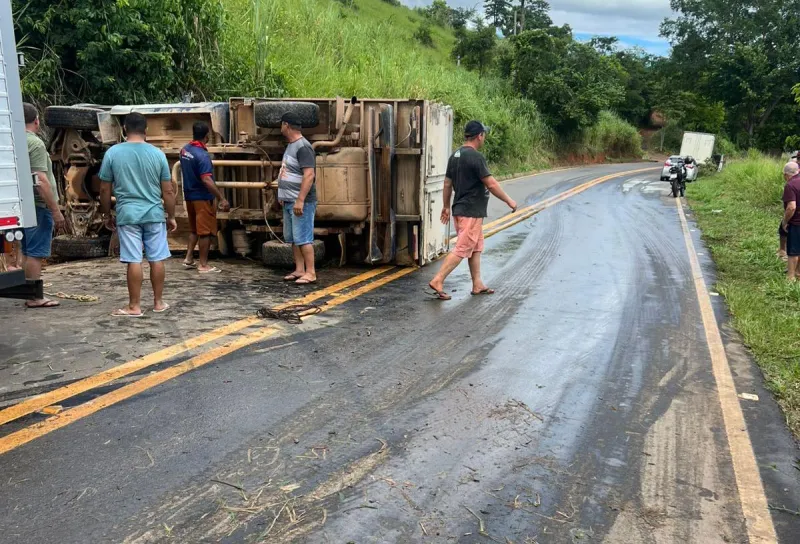 Camionete tomba em curva e deixa pista com óleo; motoristas enfrentam risco na ES-080, entre Colatina e São Roque doCanaã