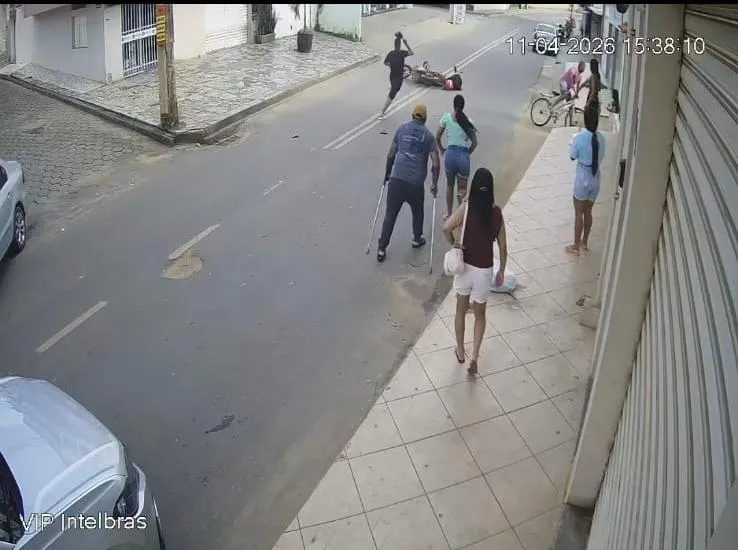 Vídeo mostra criança de 3 anos atravessando a rua correndo antes de ser atropelada em Marilândia; motociclista estava embriagado