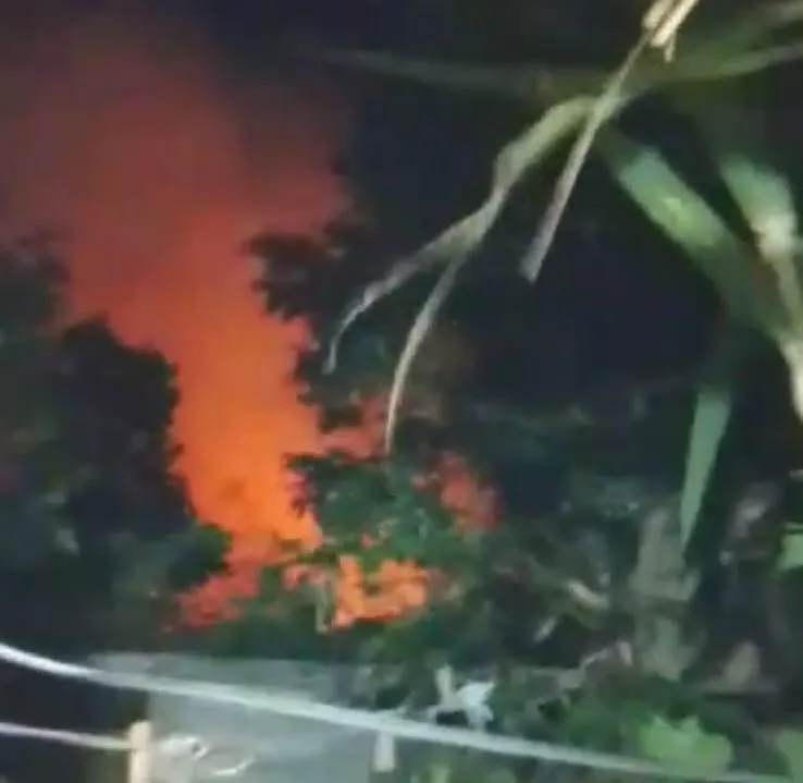 Incêndio avança, fumaça sufoca moradores e mobiliza Bombeiros em Colatina