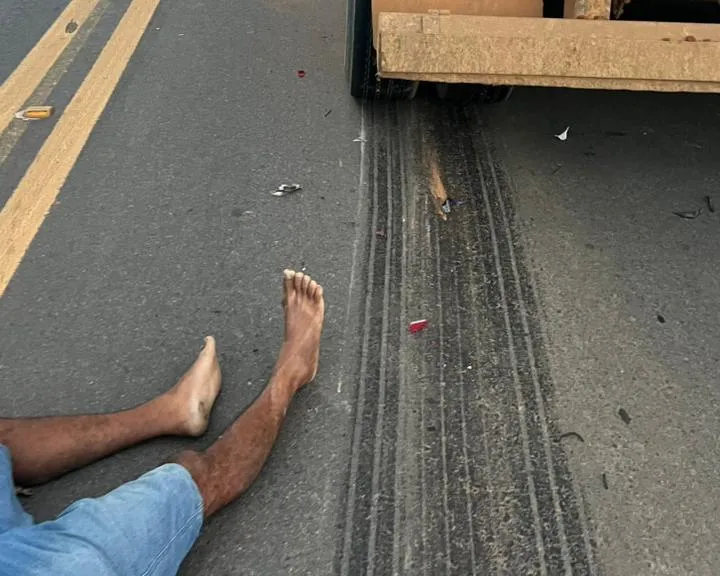Motociclista morre após perder controle e bater de frente com caminhão, em Colatina