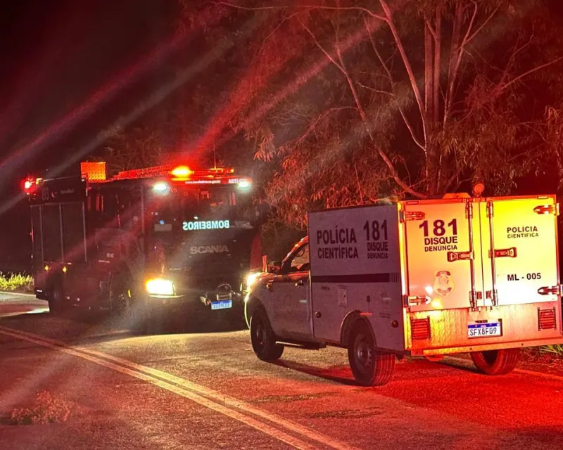 Colisão violenta deixa vítima presa às ferragens e mata uma pessoa na hora; criança está entre feridos — Baixo Guandu