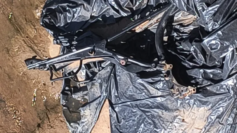 Estranho achado: quadro de motocicleta é encontrado encoberto por lona em rio de Colatina