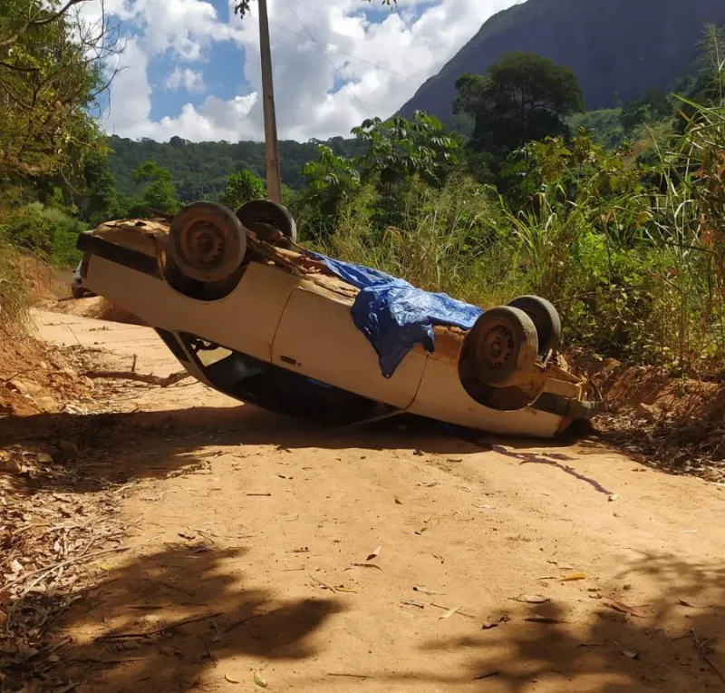 Mulher morre após carro capotar em estrada de Pancas a caminho de Colatina, nesta segunda-feira (27)