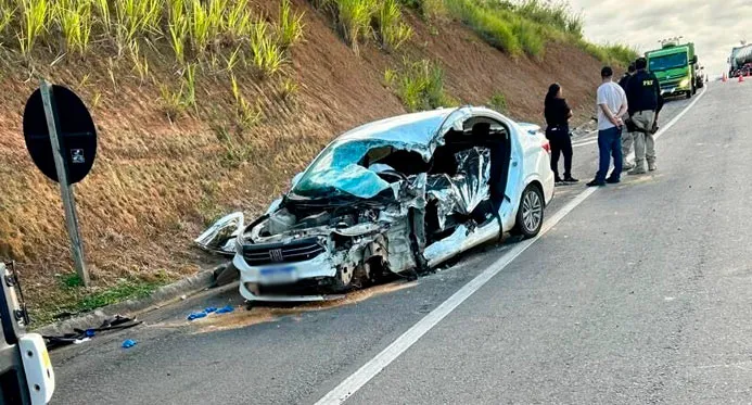 Colisão entre veículos de prefeituras deixa um morto e vários feridos próximo de Linhares