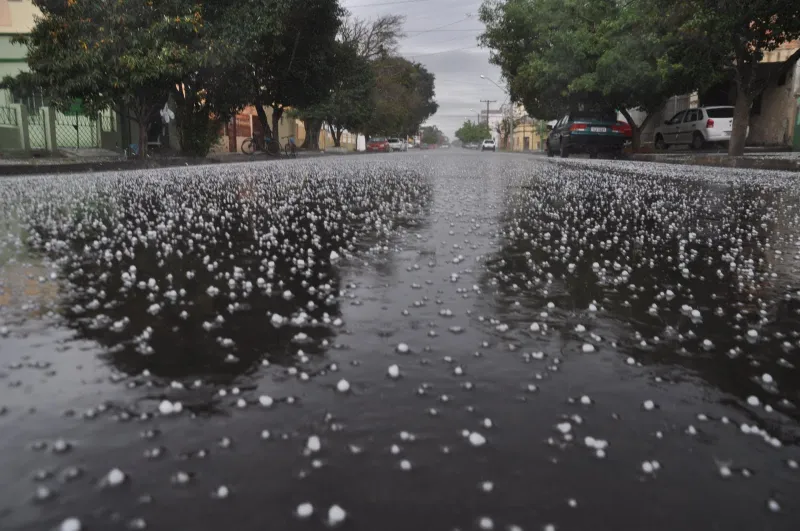 Virada inesperada do tempo traz granizo e ventania em Linhares