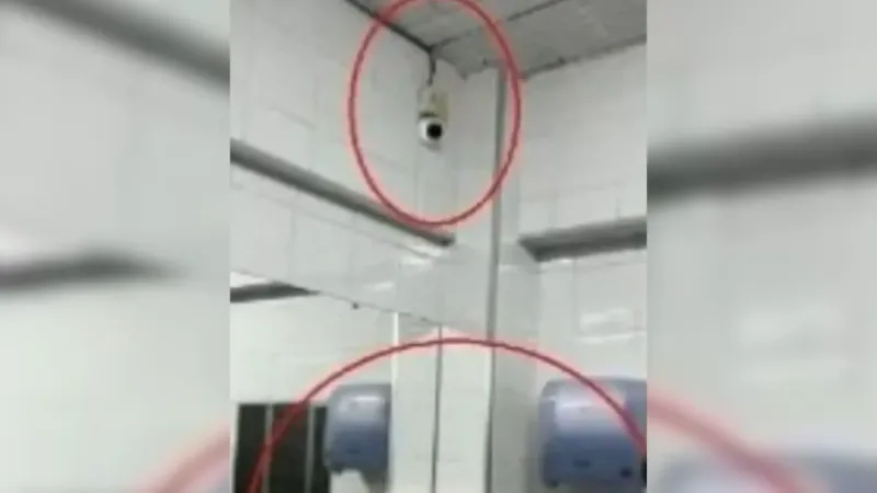 Diretora é afastada após instalação de câmeras em banheiros de escola em Linhares