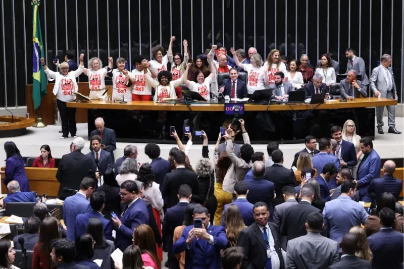Deputados federais colatinenses votam a favor da PEC que acaba com a escala 6×1