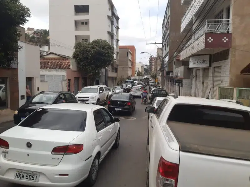 Violência no bairro Maria Ismênia: cobrança de dívida termina com duas pessoas esfaqueadas em Colatina