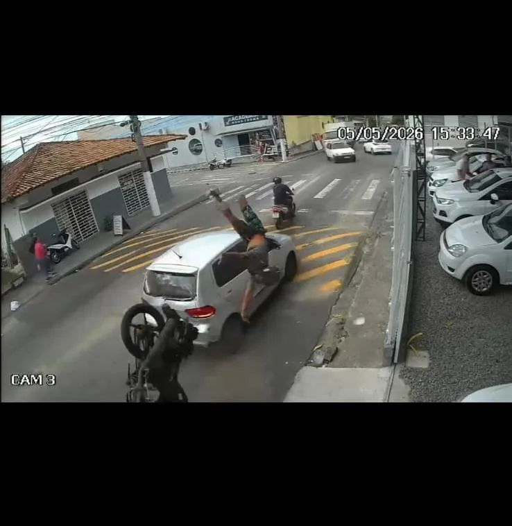 Vídeo impressionante mostra motociclista sendo arremessado após batida em Linhares
