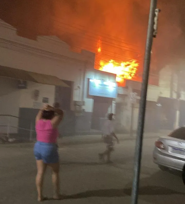 Vídeo: incêndio em cafeteria provoca correria e mobiliza bombeiros em Itaguaçu