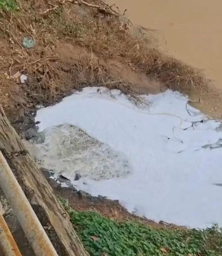“O que está sendo despejado no Rio Doce?” Novo vídeo mostra líquido branco saindo de manilha e caindo no Rio Doce em Colatina