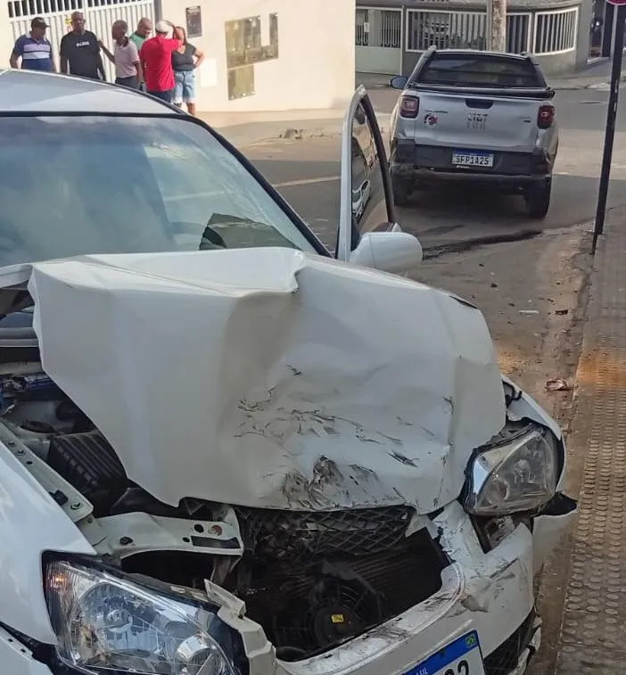 Carro perde o controle em descida e bate em veículo estacionado próximo a ACD, em Colatina