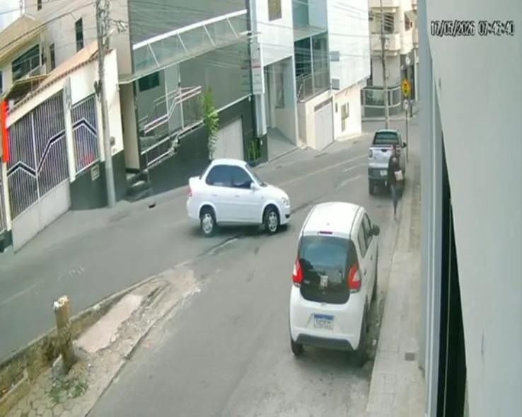 Impressionante: vídeo registra momento exato em que motorista deixa carro segundos antes de grave colisão em Colatina