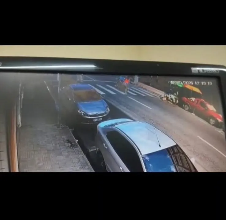 Câmera flagra momento exato em que mulher é atropelada sobre faixa de pedestres no bairro São Silvano, em Colatina