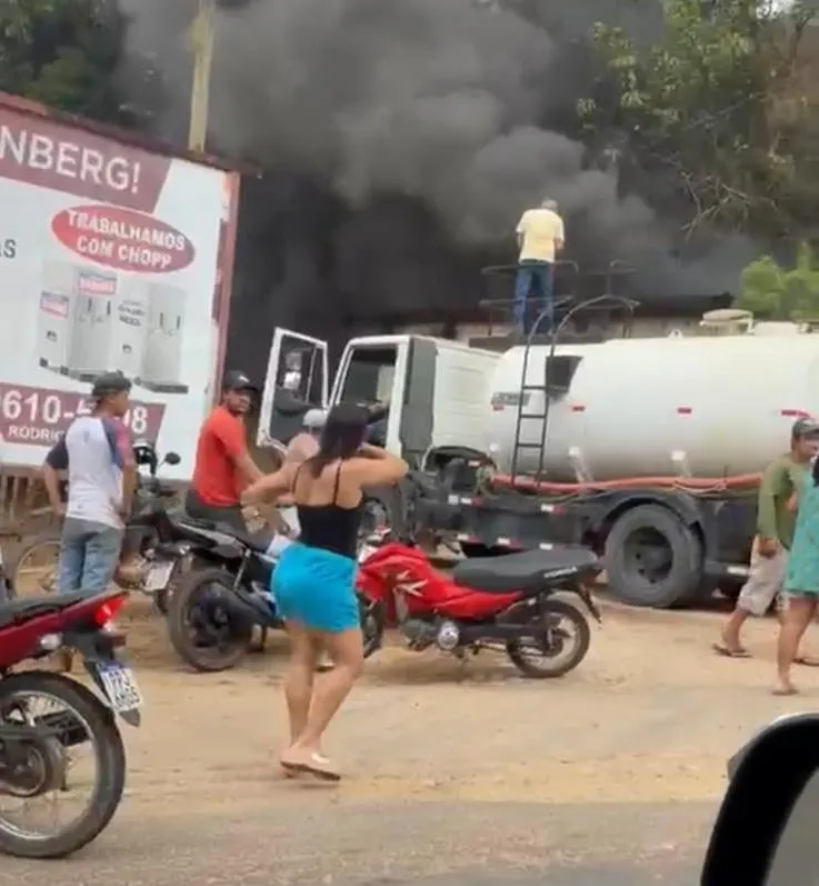 Incêndio atinge oficina mecânica no Centro de Governador Lindenberg e destrói carros