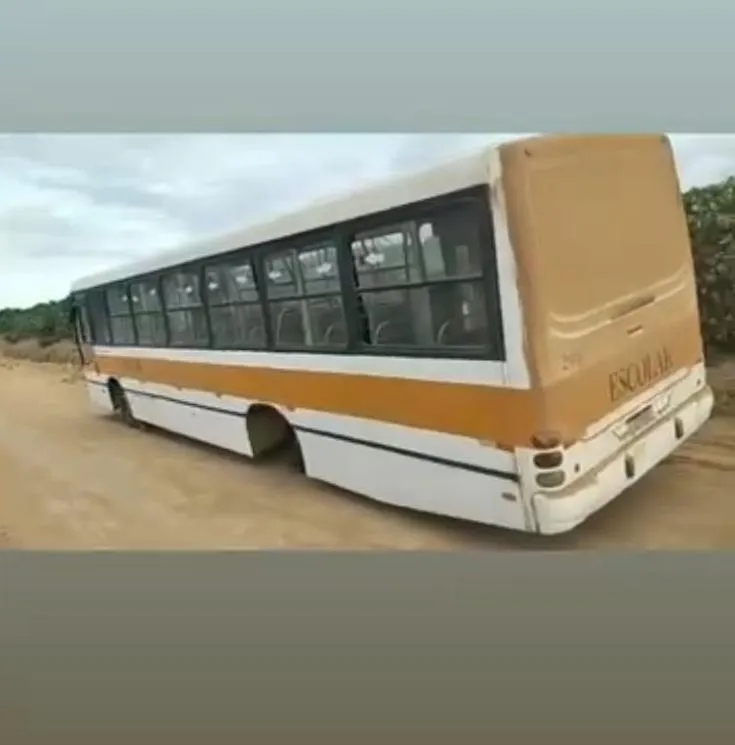 Vídeo: estudantes passam por momentos de tensão após ônibus perder roda em Rio Bananal. Situação preocupa familiares