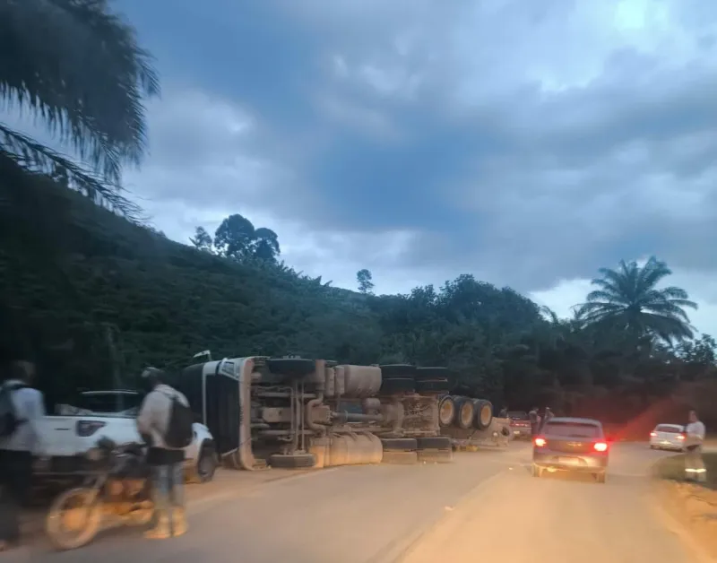 Carreta carregada com pedras se envolve em acidente entre Palmeira e Itaguaçu
