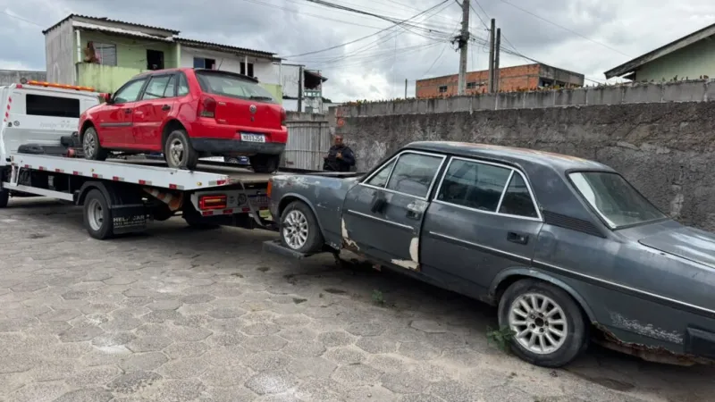 Departamento de Trânsito retira veículos abandonados das ruas de Linhares