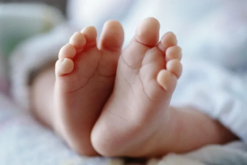 Bebê de 11 meses morre após se engasgar dentro de casa em Rio Bananal