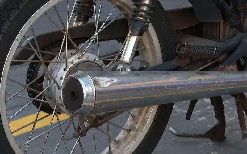 Motociclista com descarga livre foge em alta velocidade após denúncias de perturbação no Centro de Colatina
