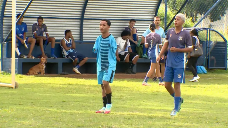 Adolescente sem os braços chama atenção no futebol e sonha em se tornar jogador profissional em Linhares