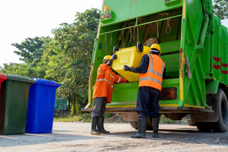 Paralisação de trabalhadores da limpeza urbana deve comprometer a coleta de lixo em Linhares nesta sexta (15)
