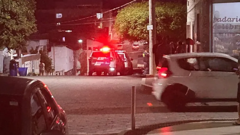 Homem é executado a tiros dentro de residência em Linhares; suspeitos fugiram de moto