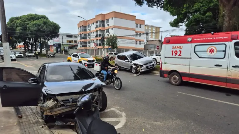 Acidente envolvendo dois carros e moto deixa mulher ferida no Centro de Linhares