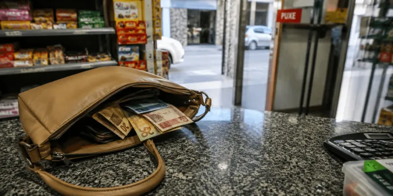 Populares detêm suspeito após furto de bolsas com dinheiro em comércio de Colatina