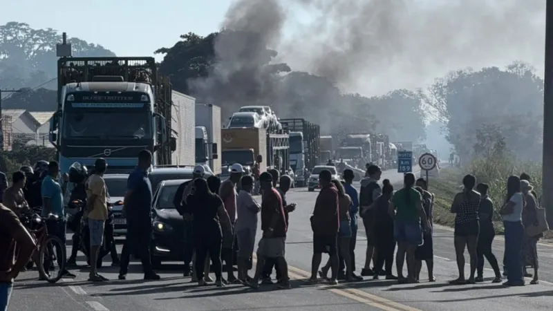 Manifestantes bloqueiam BR-101 em Linhares e cobram mais segurança após sequência de acidentes