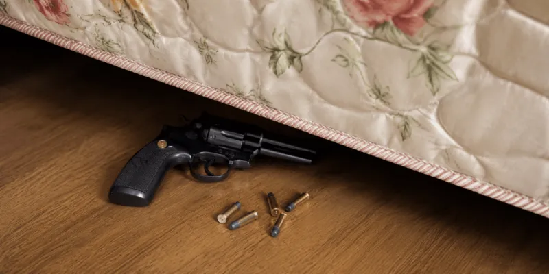 Arma guardada sob colchão cai e dispara durante limpeza de quarto; mulher fica ferida em Colatina