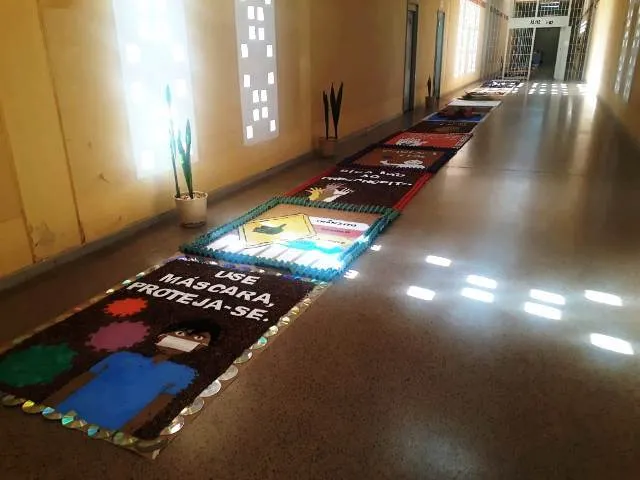 Internas de presídio de Colatina confeccionam 56 metros de tapetes de Corpus Christi