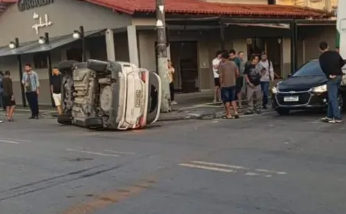 Carro da Prefeitura que transportava pacientes para hemodiálise capota após colisão com ônibus em Aracruz