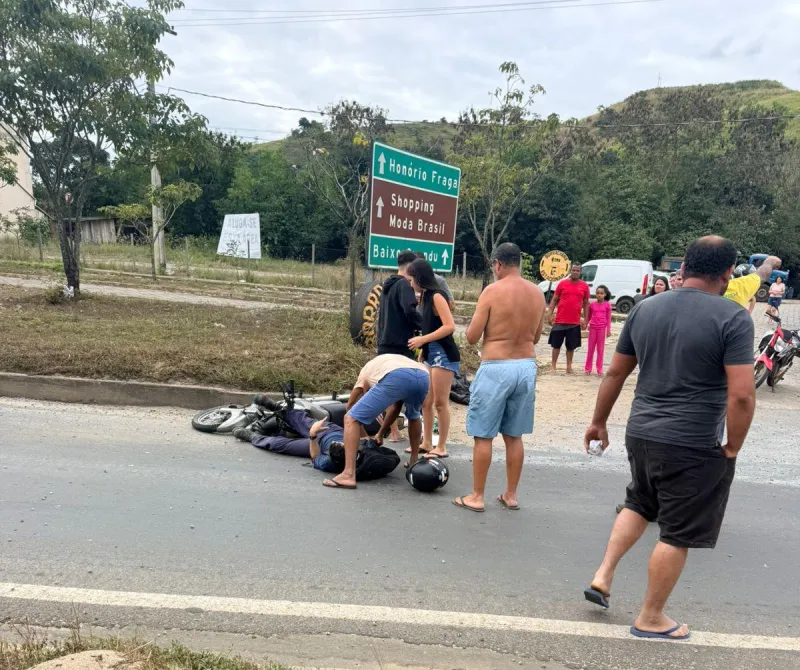 Motociclista fica ferido após derrapar em brita espalhada em rotatória de Colatina