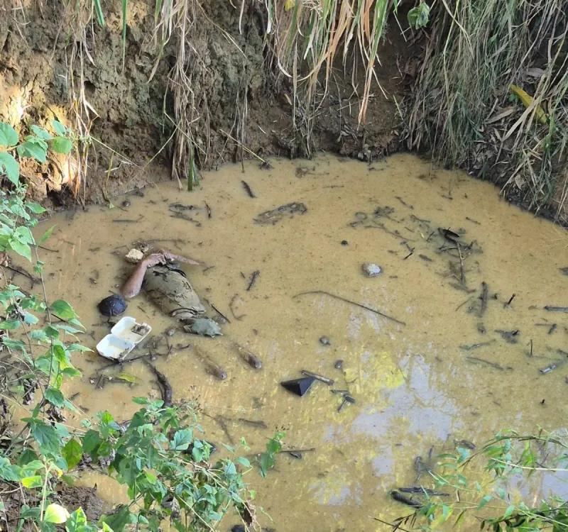 Mistério em São Domingos do Norte: corpo é encontrado parcialmente submerso em caixa seca próxima à oficina da Prefeitura