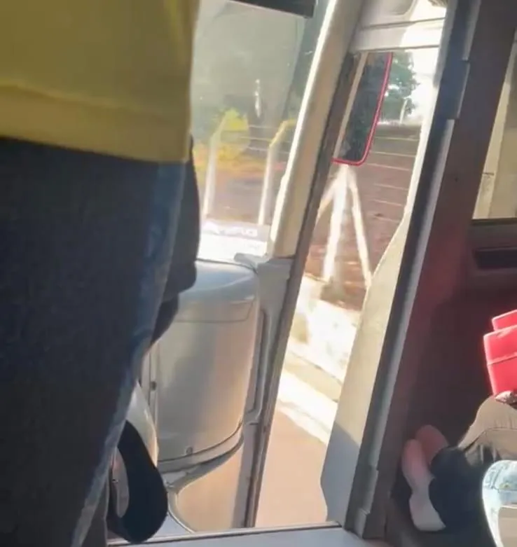 Virou moda? Ônibus volta a circular com portas abertas e revolta passageiros
