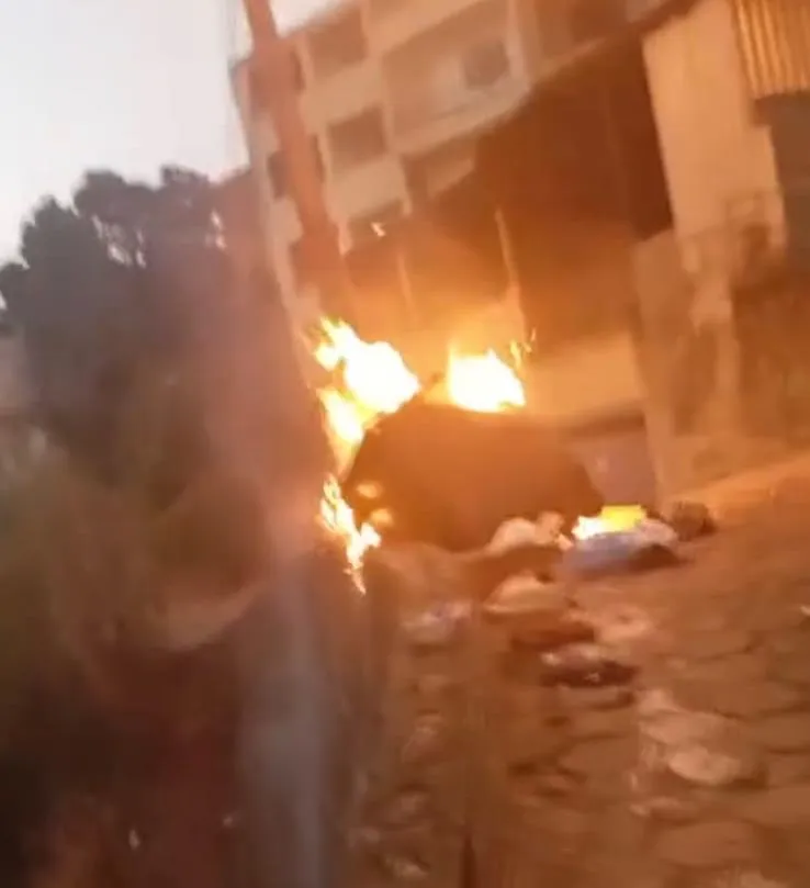 Lixeira incendiada durante a madrugada aumenta risco de incêndio e assusta moradores em Colatina