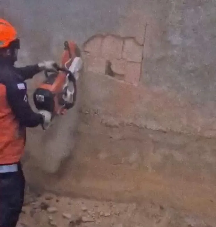 Bombeiros de Colatina cortam muro para salvar cachorro preso em espaço de apenas 25 centímetros