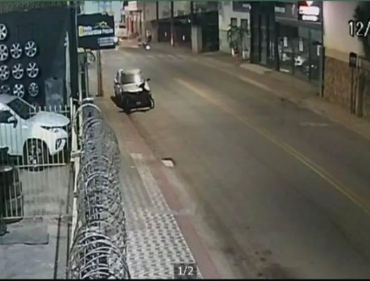Vídeo: motociclista é arremessado contra parede após acidente em avenida de Colatina; motorista foge sem prestar socorro