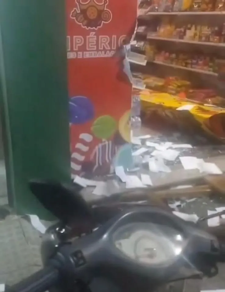Vídeo: motociclista atropela pedestre na faixa e invade fachada de loja em Colatina