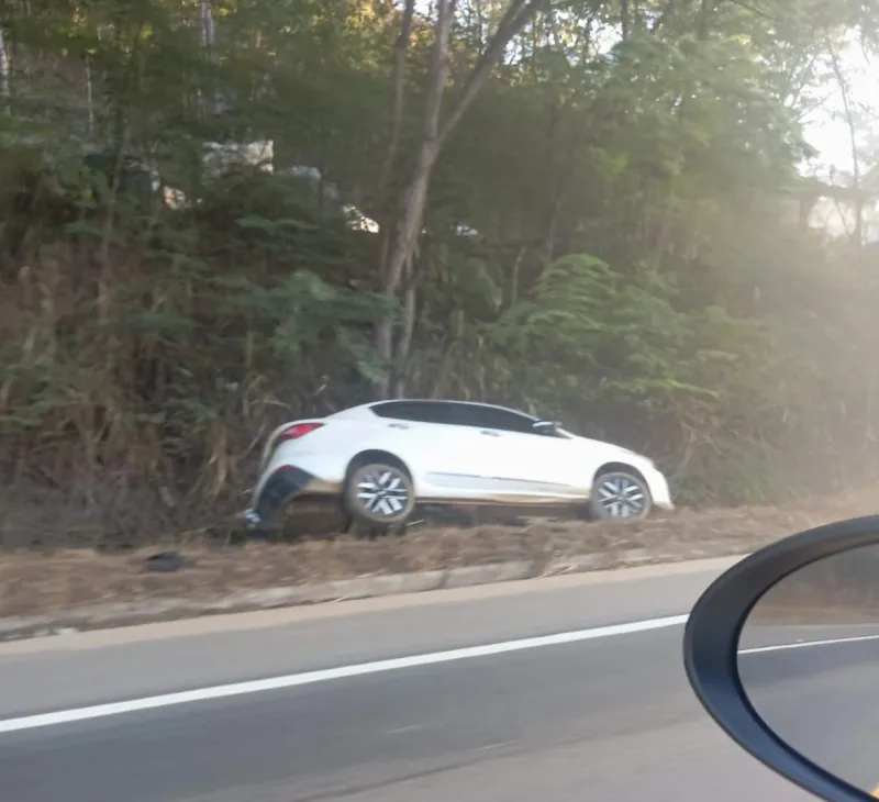 Vídeo: carro atravessa pista e cai em barranco às margens da BR-259, próximo ao trevo do Novo Horizonte, em Colatina