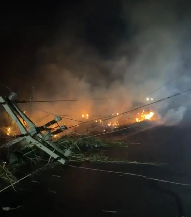 Máquina atinge poste, derruba fios de alta tensão e interdita rodovia em Rio Bananal