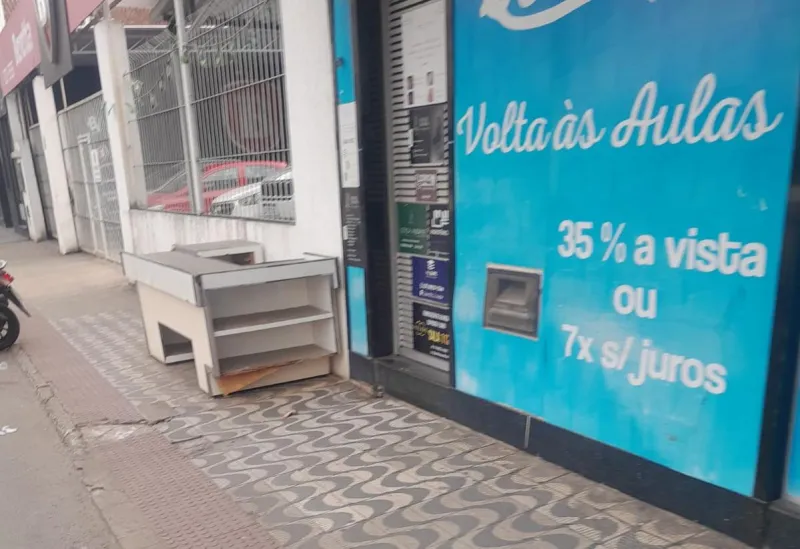 Calçada ocupada por balcão vira motivo de reclamações no bairro São Silvano