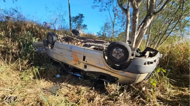 Van capota na BR-101, deixa oito feridos em Linhares