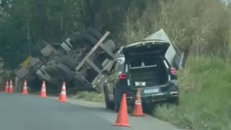 Caminhão tomba na BR-259 e motorista é socorrido para hospital de Colatina
