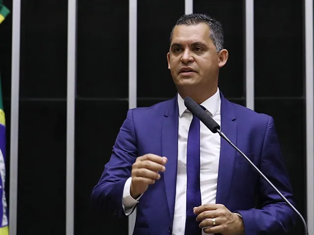 Gilson Daniel apresenta projeto para fortalecer autoescolas e padronizar formação de motoristas no Brasil