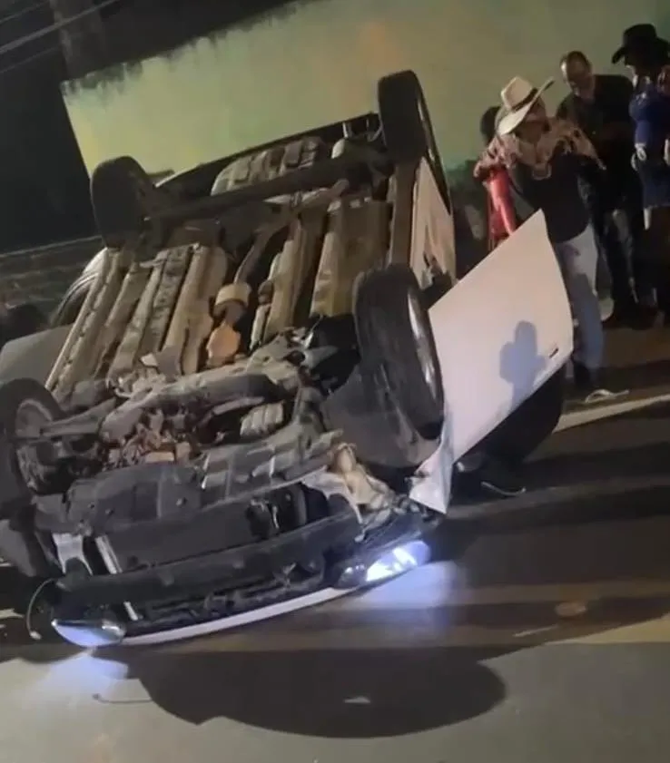 Vídeo: carro capota no bairro Honório Fraga e motorista deixa o local antes da chegada da polícia em Colatina