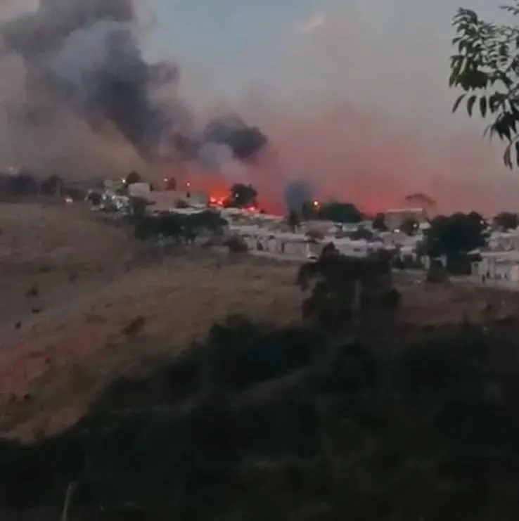Vídeo: incêndio de grandes proporções ameaça escola e unidade do Sanear em Colatina