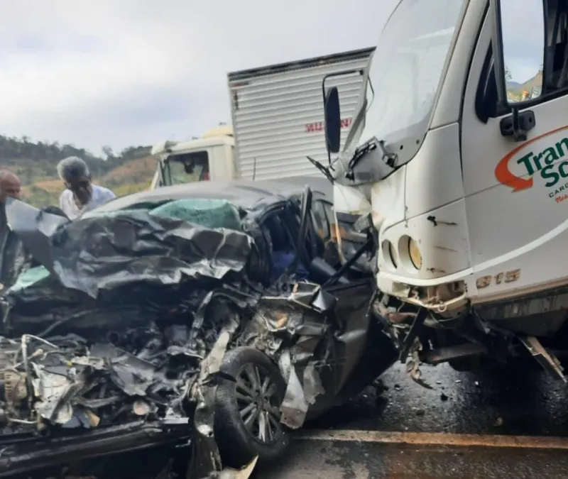 Acidente entre caminhão e carro deixa um morto e um ferido em estado grave na manhã desta quinta-feira (16), em Colatina