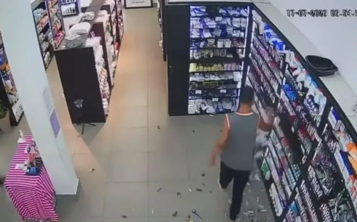Vídeo mostra homem em surto destruindo cerca de R$ 3 mil em esmaltes em loja de Colatina
